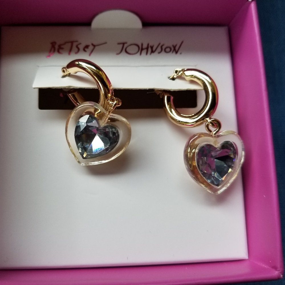 🍭🤍Betsey Johnson Heart Huggie Hoop Earrings - NWT&B🤍🍭